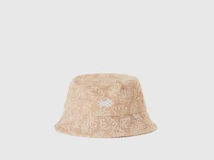 BEIGE HAT WITH LEAF PRINT