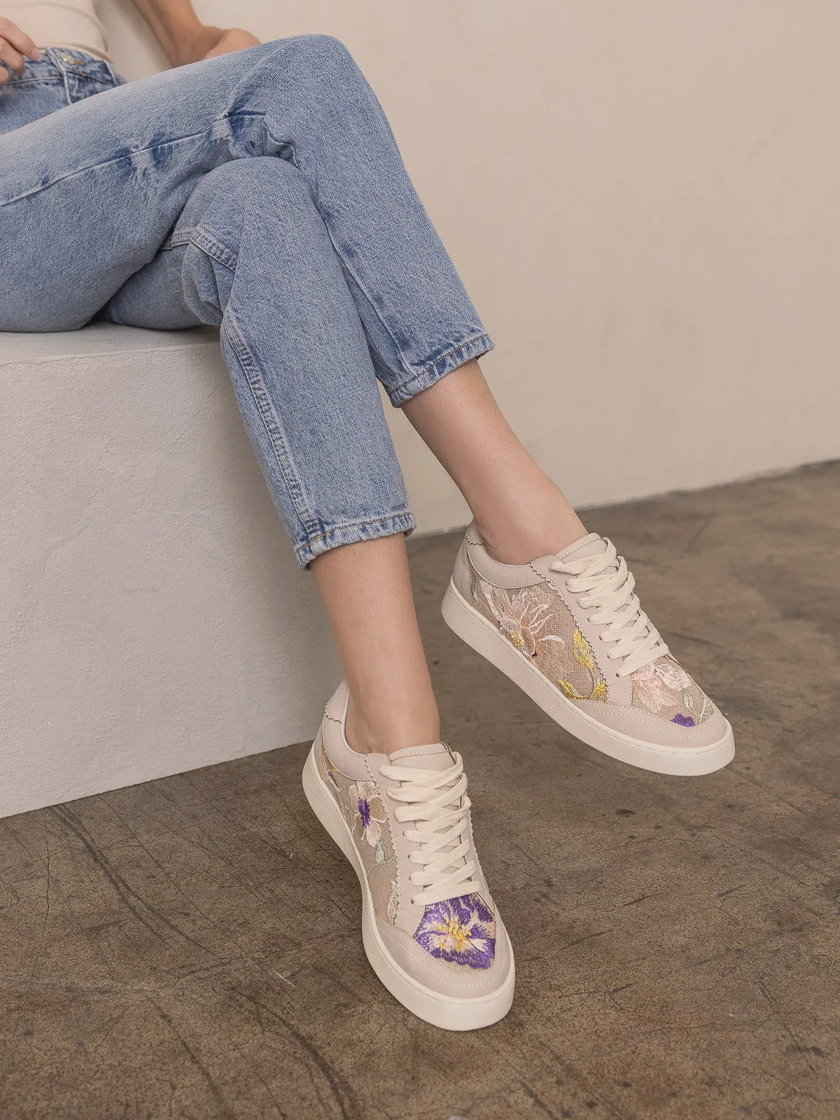 The Tammi | Light Grey Floral Applique Sneaker
