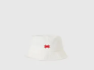 WHITE HAT WITH EMBROIDERED LOGO